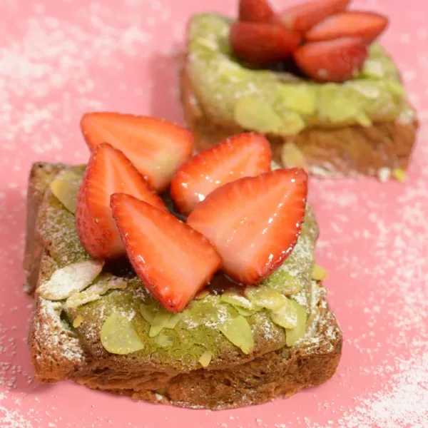 bostock matcha truskawka